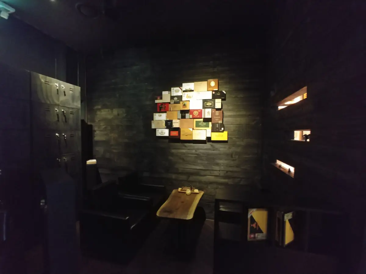 은밀한 분위기의 프리미엄 시가라운지 인테리어